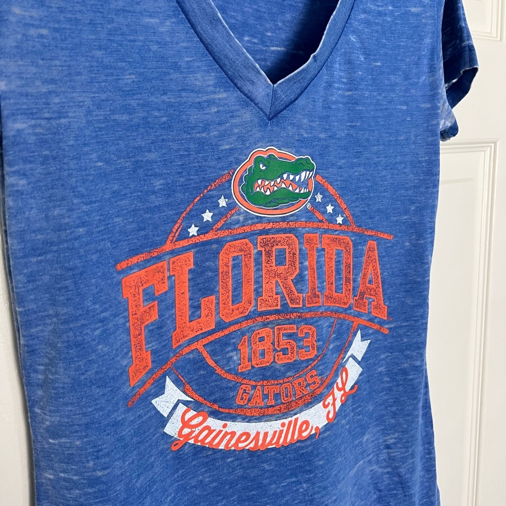 UF Florida Gators Short Sleeve V-Neck Logo T-Shirt - Picture 2 of 8